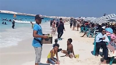 توافد عدد كبير من المصطافين على شواطئ مطروح بعد استقرار حالة الرياح