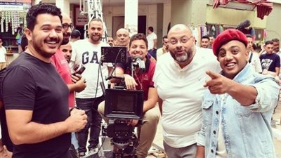 أوس أوس بصحبة معتز التوني في كواليس مسلسل الفرح فرحنا | صورة