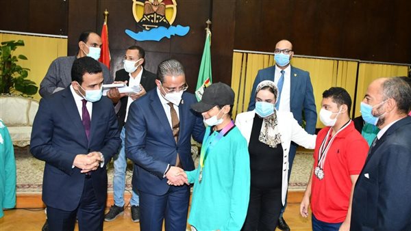 محافظ الفيوم يُكرّم