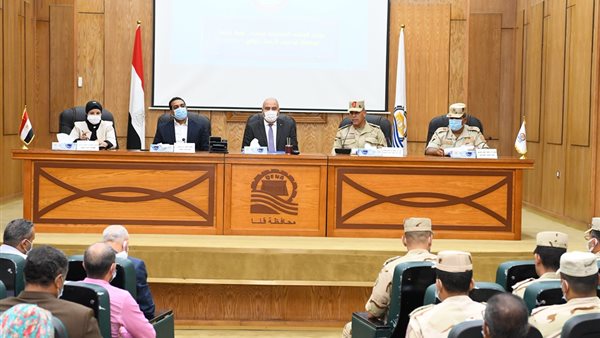 اجتماع محافظ قنا