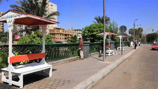 مقاعد ومظلات أمام