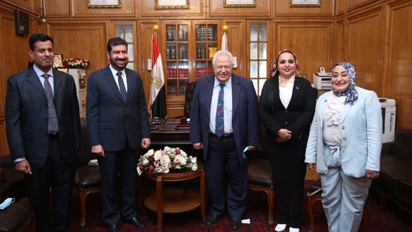 لقاء رجائي عطية برئيس