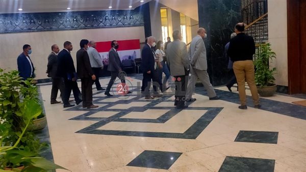 لحظة وصول فتاة الفستان