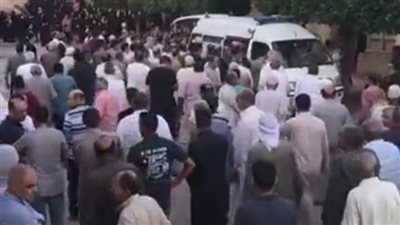 تشييع جثمان أحد ضحايا لقمة العيش بكفر الشيخ.. وانهيار من أسرته خلال الجنازة