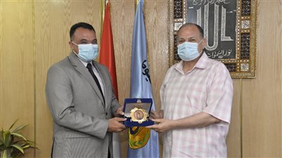 محافظ أسيوط يكرم وكيل الرياضة لتميزه وجهوده خلال فترة عمله بالمحافظة