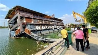 عقِب فشل محاولات تعويمه.. استخراج محتويات المركب الغارق بالدقهلية 