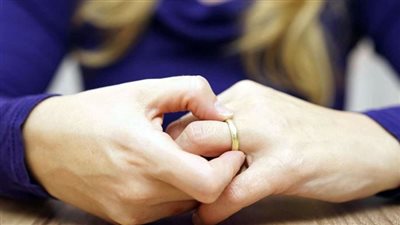 أستاذ فقه وشريعة يعلق على امتناع الزوج عن الإنفاق على أسرته والزواج بأخرى