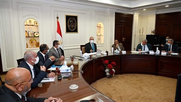 وزير الإسكان خلال