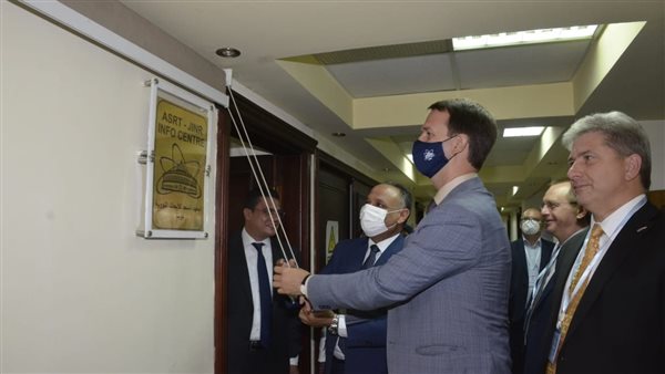 صقر مع البروفيسور