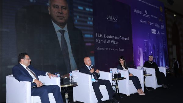 وزير النقل يستعرض