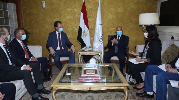 وزير النقل خلال اللقاء