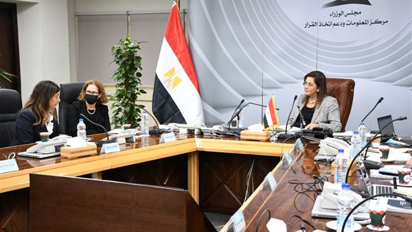 وزيرة التخطيط تجتمع