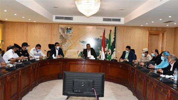 محافظ الفيوم يضع