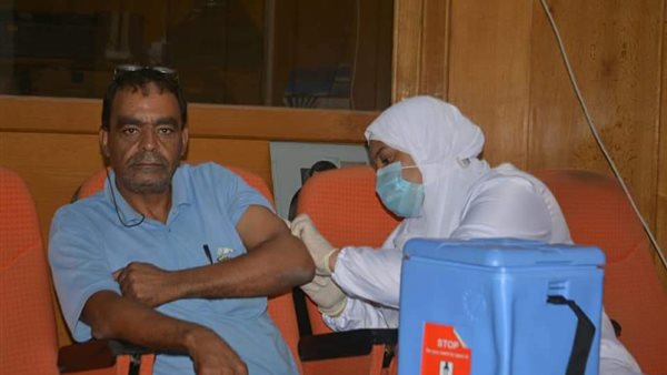 جانب من تطعيم العاملين