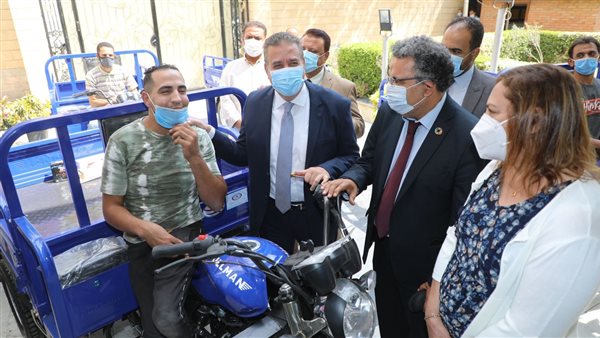 محافظ المنوفية يسلم