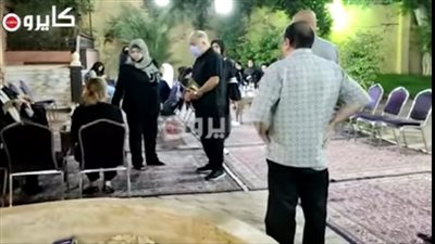 أشرف زكي وعفاف رشاد في عزاء شقيقة عفاف شعيب بمنزل العائلة في الهرم