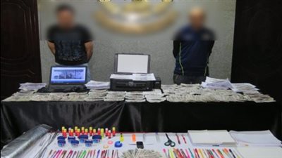 ضبط شخصين يقومان بتقليد العملات الوطنية لترويجها بالإسكندرية 