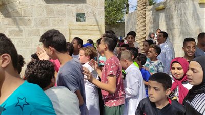 توافد مئات الأطفال على مقابر محمود العربي بقرية أبو رقبة