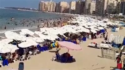 إقبال كثيف على شواطئ الإسكندرية رغم ارتفاع الأمواج