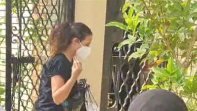 دنيا سمير غانم تزور قبر والدتها الفنانة دلال عبد العزيز في أول جمعة بعد الأربعين