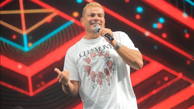 عمرو دياب يتألق في حفل كامل العدد بالتجمع │ صور