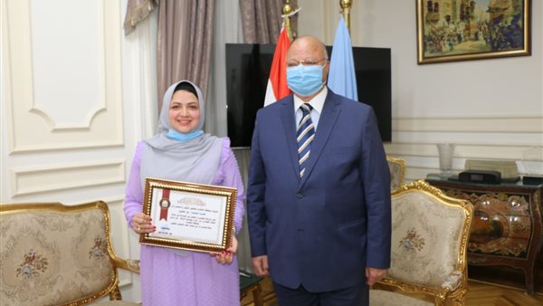محافظ القاهرة يكرم