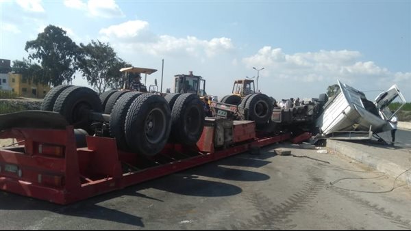 انقلاب سيارة بالطريق