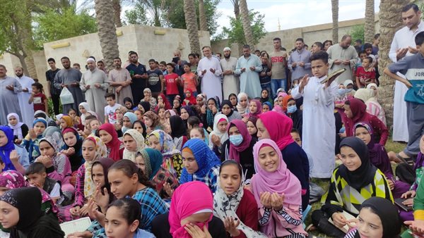 المئات من أهالي قرية