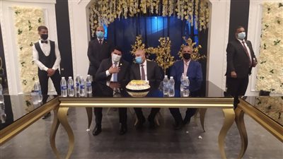 جبران خاطر.. وزير النقل يحضر عقد قران عروسين من أبناء العاملين في السكة الحديد ببني سويف