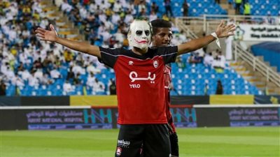 لاعب يحتفل بقناع الجوكر عقب تسجيله هدف في الدوري السعودي | صورة
