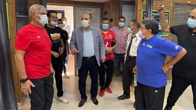 وفد أكاديمية الأهلي يزور مركز الأورام بجامعة المنصورة