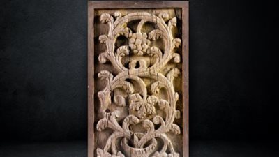 متحف الفن الإسلامي يعرض لوح من الخشب المحفور مزين بزخارف نباتية