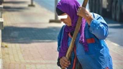 الفصل بخمسة جنيه.. عاملة نظافة باليومية تناشد مسؤولي الدقهلية بحقها في التثبيت