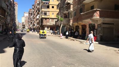  مطاردة باعة جائلين بشارع الزهور بالإسكندرية.. ونقطة أمنية ثابتة لمنع عودة الإشغالات