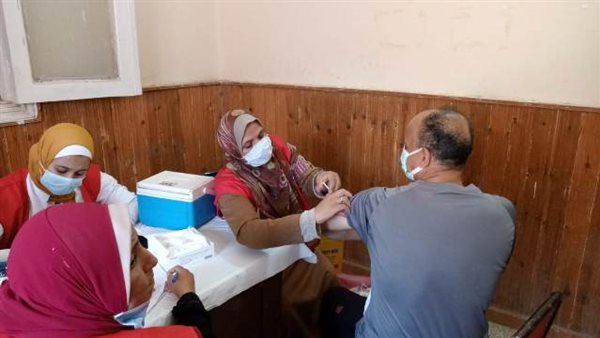 تطعيم المواطنين بلقاح