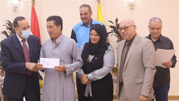 محافظ يكرم اسر الشهداء