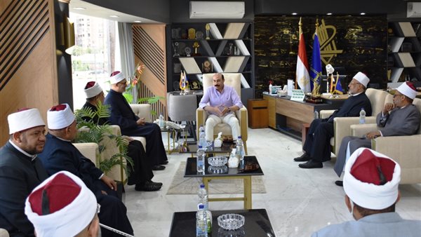 محافظ أسوان مع وفد