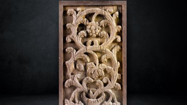  لوح من الخشب المحفور