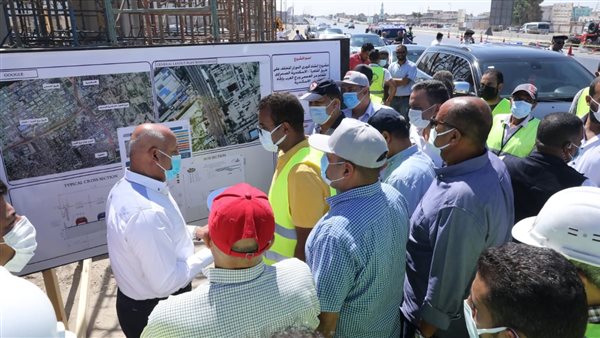 وزير النقل خلال الجولة