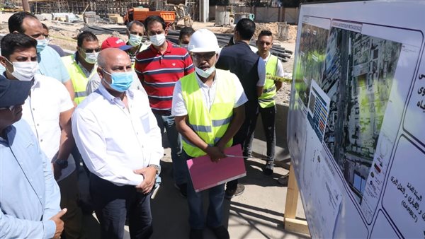 وزير النقل خلال الجولة