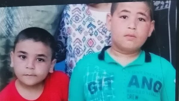 الطفل مصطفى وشقيقه