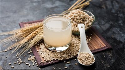 يمنع تصلب الشرايين ويحل مشاكل الهضم.. تعرف على أهمية شرب ماء الشعير صباحا