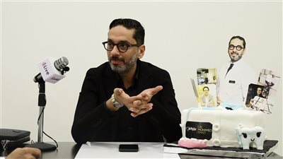 استشاري تجميل أسنان يحذر من تناول الوجبات السريعة لعدم الإصابة بالتسوس 