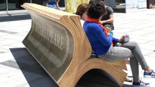 أريكة شكسبير بمكتبة