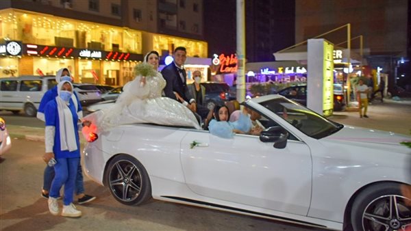 عروسين يشاركان في