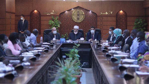 وفدًا إفريقيًا لزيارة