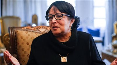 سميرة عبدالعزيز: جميع الفنانات في مهرجان بيروت ظهرن بملابس محترمة.. ليه عندنا مش بيحترموا سمعة مصر