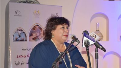 وزيرتا الثقافة والتجارة والصناعة تسلمان شهادات تخرج الدفعة الأولى من صنايعية مصر 