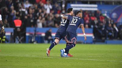 وسط غضب ميسي.. باريس سان جيرمان يفوز على ليون بثنائية بالدوري الفرنسي