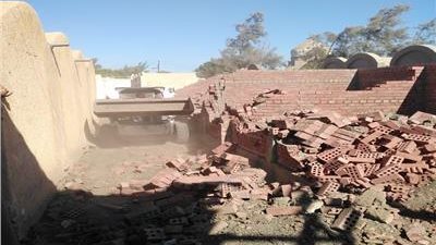 إزالة 18 مقبرة مخالفة تحت الإنشاء في بنها 